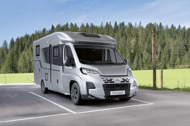 Très élancé, le Compact DL 60Y de seulement 212 cm de large d’Adria repose sur un châssis Fiat 140 chevaux avec boîte automatique. La motorisation 180 chevaux est disponible en option.