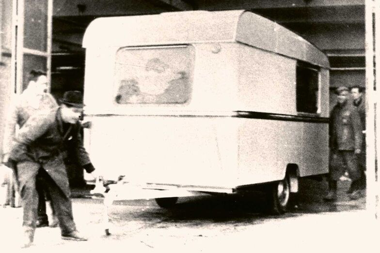 La première caravane quitte l’usine ...