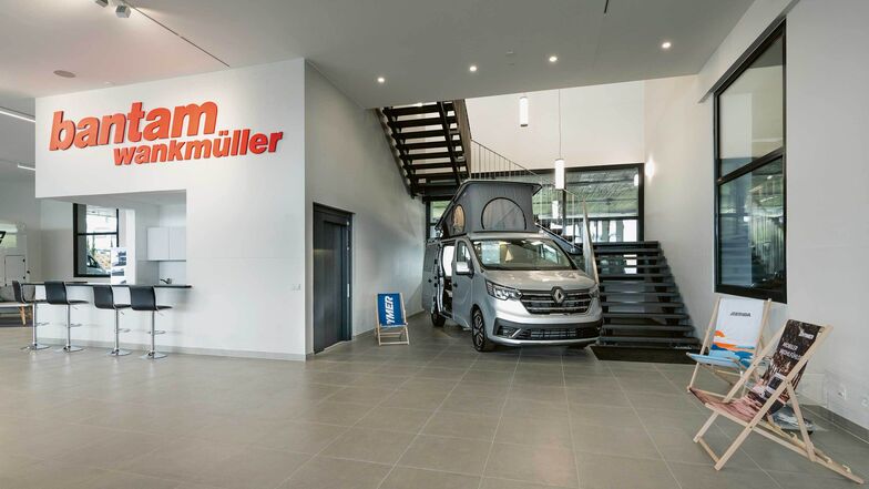 L’escalier menant à l’étage du bâtiment, à côté de la petite cafétéria.