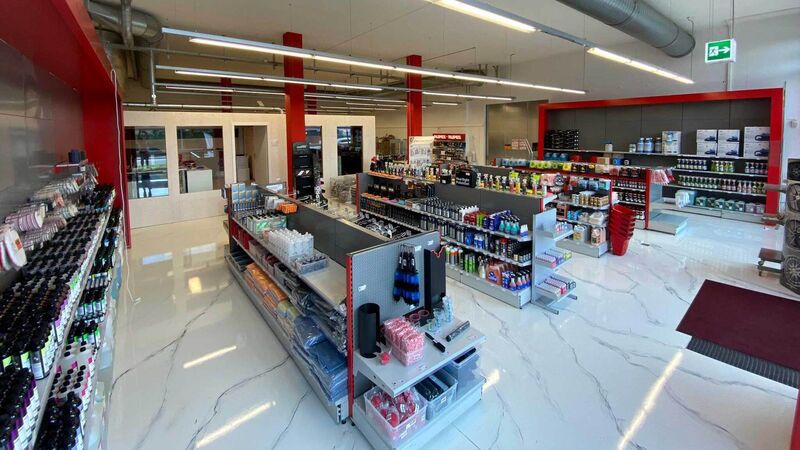 Ob Polituren für den Lack, Reinigungsgeräte für Felgen oder Werkzeuge für die eigene Werkstatt: Im Ladengeschäft in Oftringen gibt es ein grosses Sortiment.