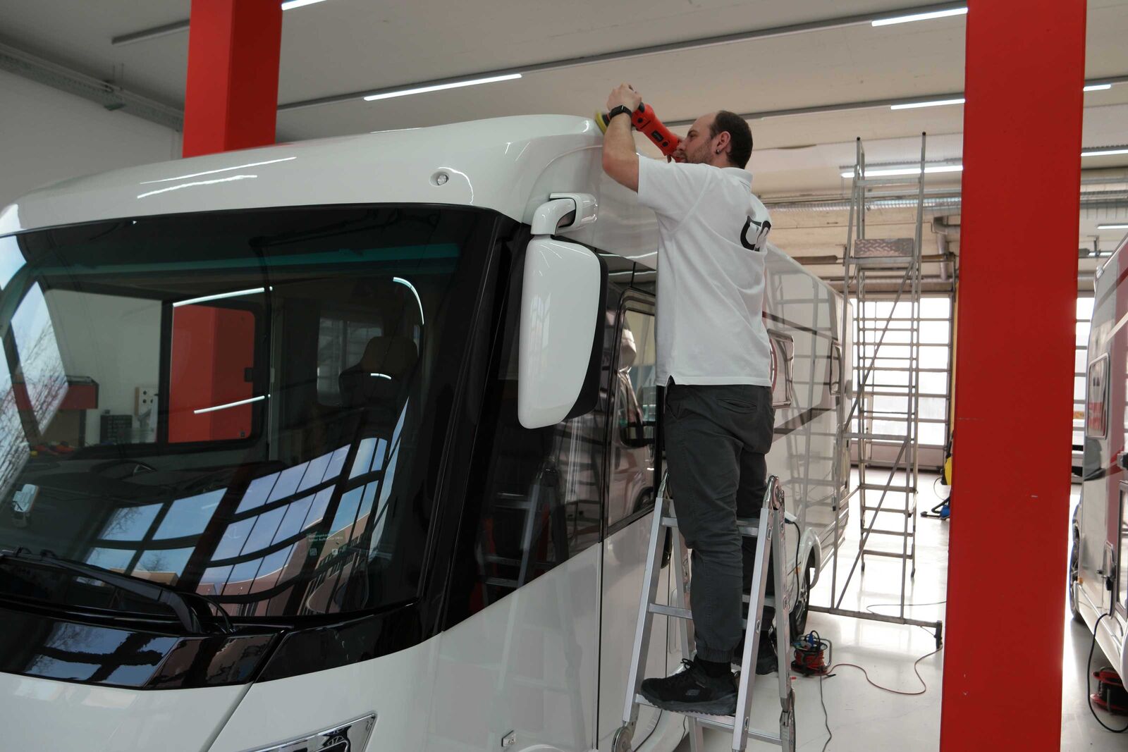 Für eine einwandfreie Keramikversiegelung ist viel Handarbeit notwendig. Carpolish hat sich darauf spezialisiert.