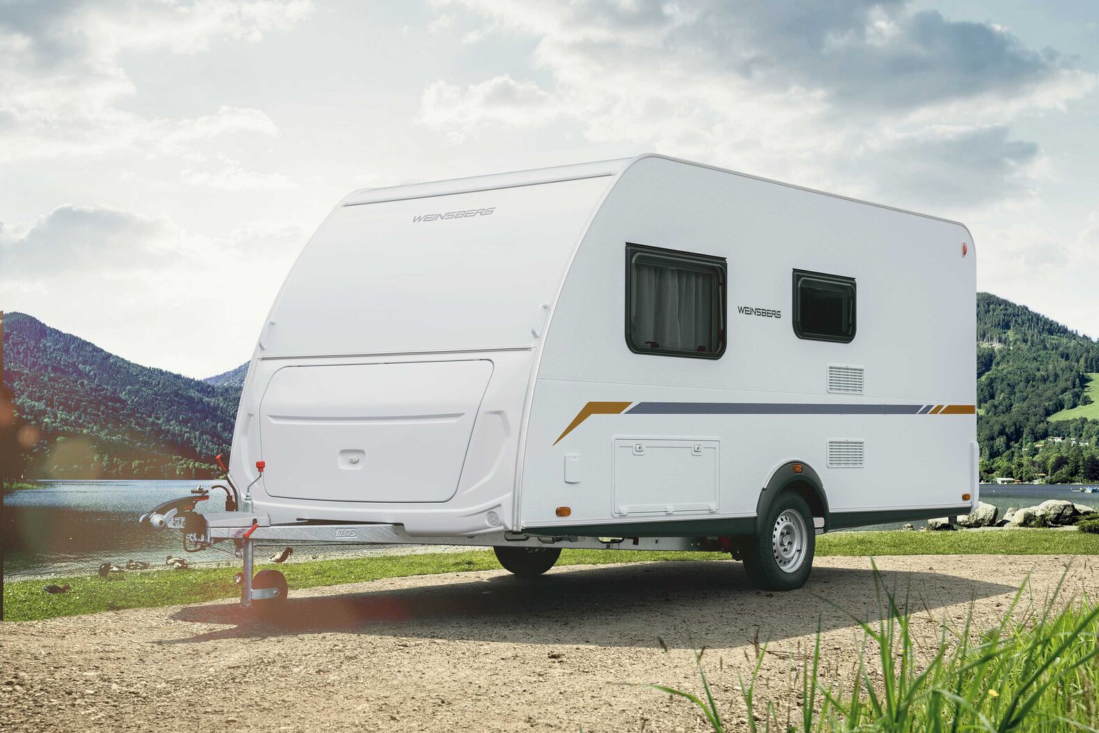 Weinsberg CaraCito : La caravane CaraCito de Weinsberg ne ressemble à aucune autre. À commencer par son équipement entièrement électrique, jusqu’à un rapport qualité-prix particulièrement intéressant. Mais négliger pour autant la qualité ne serait pas son style. Au lieu de cela, le constructeur a préféré miser sur un design intérieur moderne minimaliste très élégant. Les autocollants discrets mais stylisés de l’extérieur attirent tous les regards. La CaraCito est la première caravane produite en série à renoncer entièrement au gaz et à être équipée en sortie d’usine de la climatisation avec fonction chauffage, d’une plaque de cuisson vitrocéramique et d’un réfrigérateur à compresseur.