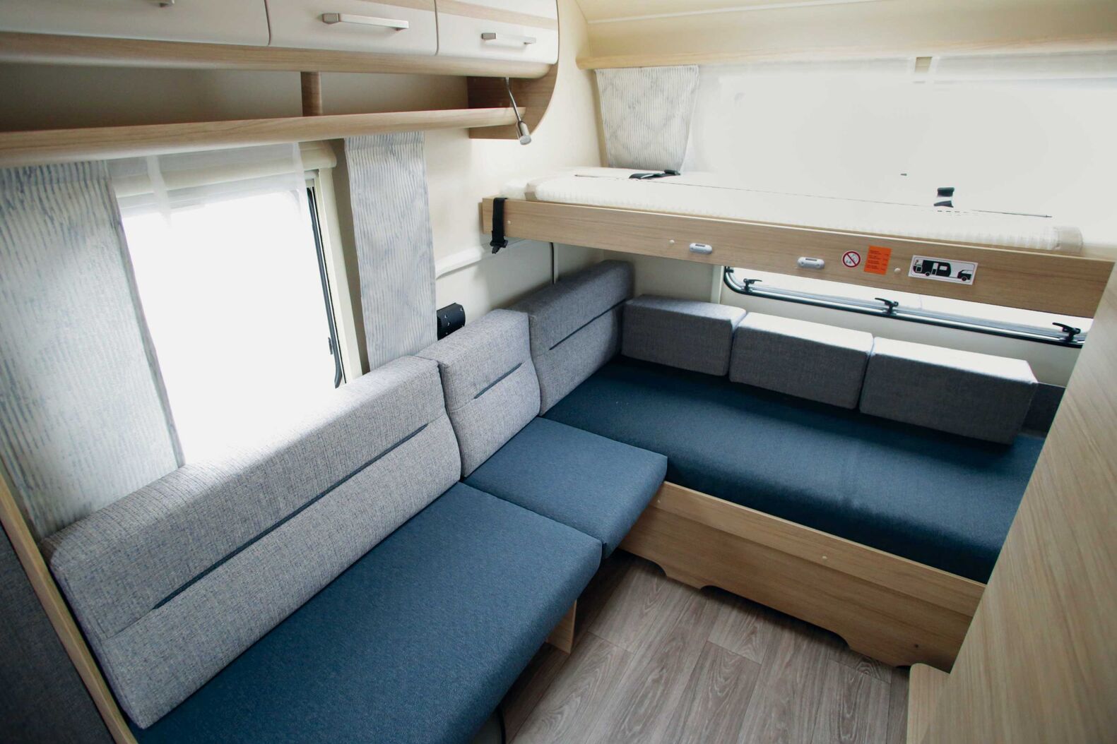 Fendt Bianco Activ 720 SKDW : Le modèle Fendt Bianco Activ 720 est la plus grande caravane que Fendt ait jamais construite, avec une implantation familiale. Sa particularité : sa chambre d’enfants avec banquette et lits à l’arrière, le lit double au milieu du véhicule et la grande dînette à l’avant. Un chauffage à eau chaude Alde et un chauffage au sol à eau chaude permettent d’obtenir une température agréable en toute saison et quelle que soit la région visitée.