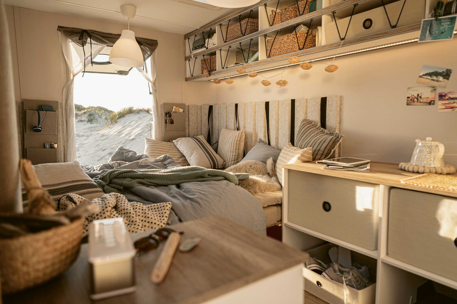 Beachy made by Hobby : Meilleur design extérieur, meilleure focalisation sur le groupe cible, meilleure campagne marketing et RP : lors de l’European Innovation Award 2022, Beachy, la nouvelle sous-marque de Hobby, a remporté trois médailles d’or. Le jury international a notamment souligné l’extraordinaire proximité de la Beachy avec son groupe cible. L’idée des développeurs : la nouvelle génération de campeurs et de campeuses a besoin de flexibilité, de spontanéité et d’individualité. Des matériaux naturels rappelant le bois flottant et l’herbe des dunes répondent exactement à ces aspirations. De plus, le design flexible de la caravane Beachy et son style nordique et épuré sont dans l’air du temps. La communication autour de la Beachy se veut également jeune et sauvage. Cette stratégie a été récompensée par le jury spécialisé, qui lui a décerné le prix de la meilleure campagne marketing et RP. Côté esthétique, le Beachy se distingue des autres ca ravanes. Le jury a récompensé la symbiose entre un van et la première caravane Hobby, conçue par le fondateur Harald Striewski lui-même, en attribuant au véhicule la première place dans la catégorie « Design extérieur ». Outre la forme compacte et les arrondis séduisants développés en collaboration avec la designer danoise Anne Halskov et les spécialistes de la construction légère de Ross Design, la grande porte arrière est particulièrement appréciée : elle permet de profiter de la vue depuis le lit.