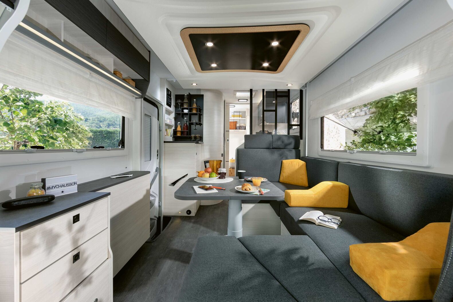 Chausson 660 : Le tout nouveau Chausson 660 Exclusive Line, disponible exclusivement sur Ford Transit, attire tous les regards cette saison. Outre le coin salon doté de sièges d’appoint modulaires et d’une table de taille variable ainsi que le lit pavillon de 160 centimètres de large placé au-dessus, l’arrière innovant se distingue par sa grande porte d’entrée qui donne accès à un espace de rangement multifonction, qui sert à la fois de dressing et de garage à vélos.