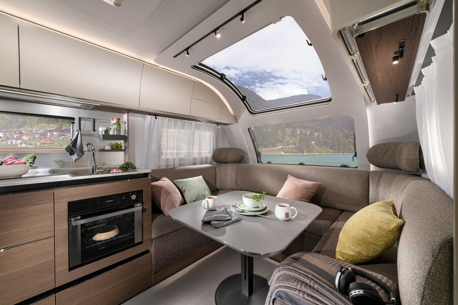 Adria Alpina : L’Alpina représente la catégorie de luxe dans le segment des caravanes chez Adria. Dotée d’une technologie de construction stable et bien isolante (Adria Comprex body), d’un chauffage spécialement développé par Adria et Alde et d’une technologie de flux d’air, elle est conçue pour être utilisée toute l’année. Autres points positifs : la fenêtre panoramique extra-large et la silhouette aérodynamique Adria qui, grâce aux diffuseurs de vent spéciaux, améliorent la tenue de route. Dans le même temps, la série séduit par ses habitacles modernes.