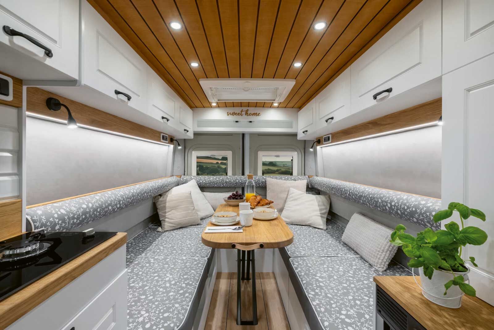 Le bois combiné au blanc des meubles donne un sentiment de sécurité et de lien avec la nature.