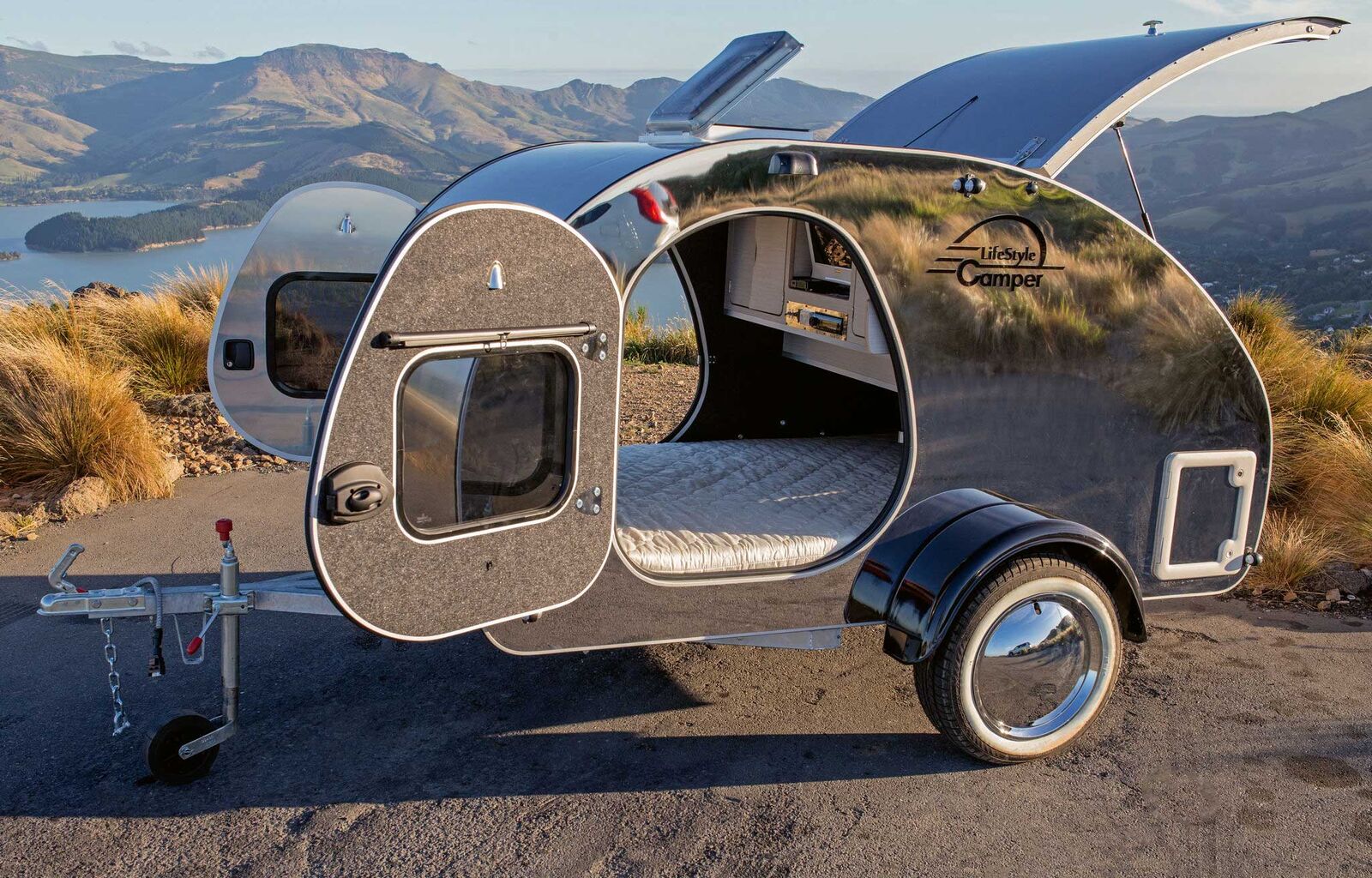 Le Lifestylecamper est la remorque en forme de larme moderne qui peut être conduite sans test de remorque. Cela signifie que le monde est ouvert aux aventuries.