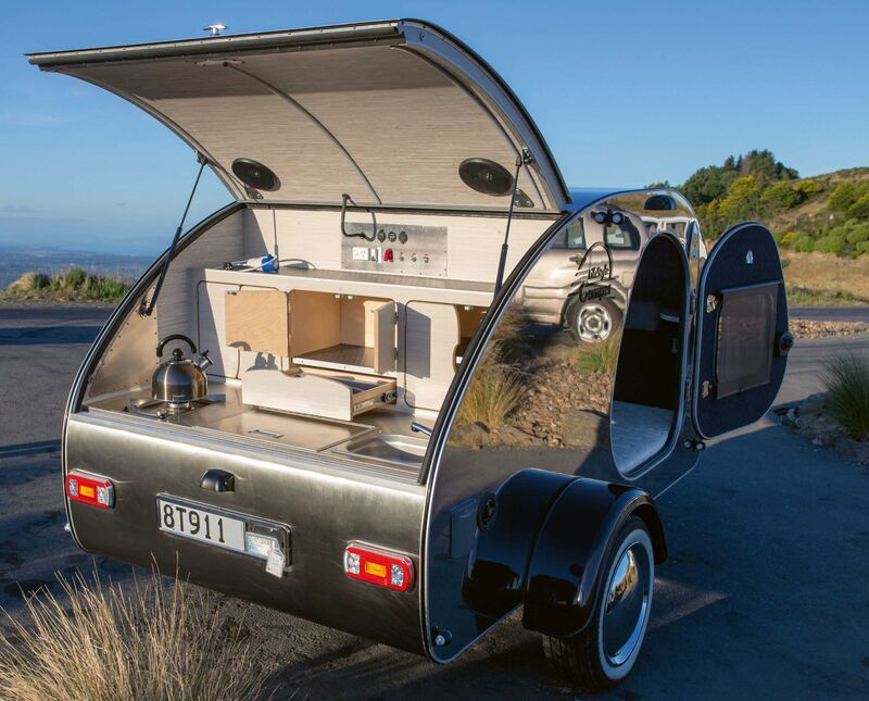 La remorque se présente élégamment dans le rétro chic, sans être avare de high-tech.