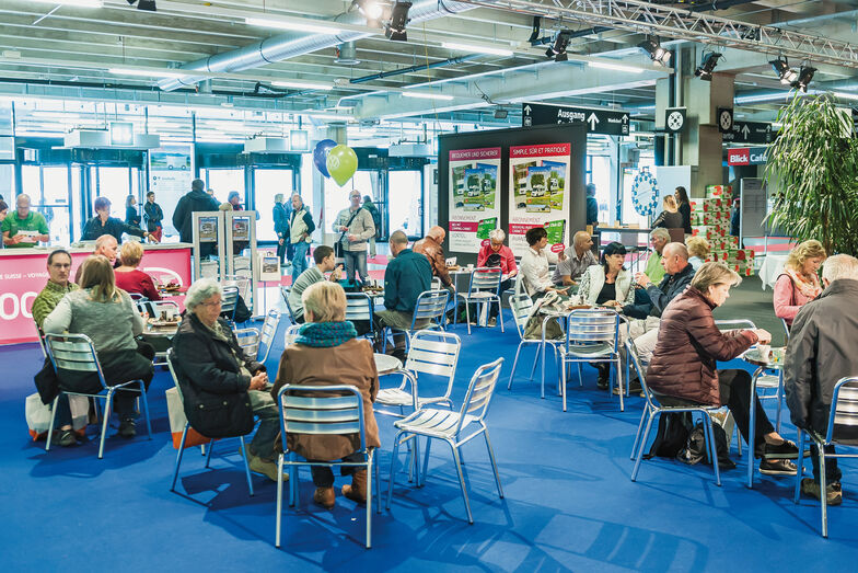 Kleine Pause bei Wohnmobil & Caravan im Foyer des Eingangsbereiches.