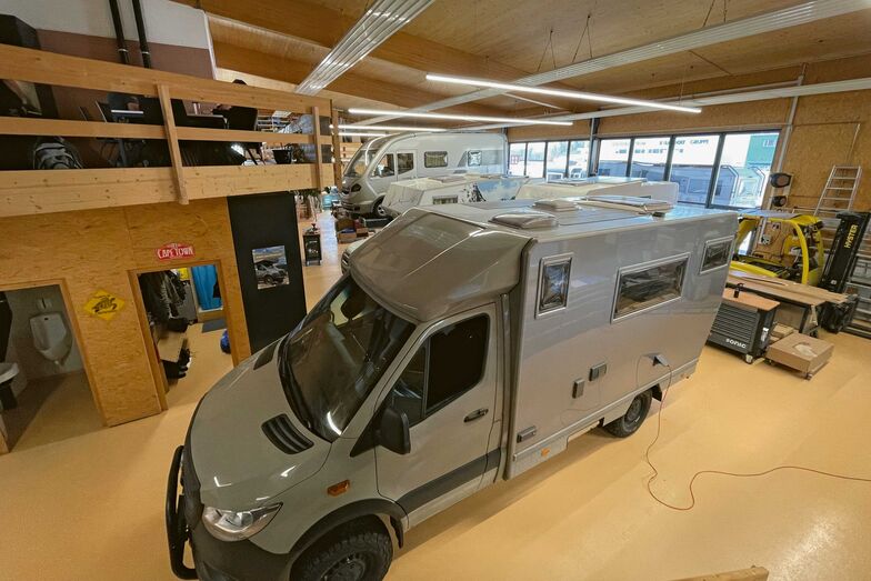 Dans la nouvelle extension de Gehrig Carrosserie AG la hauteur est suffisante pour les ponts particulièrement robustes.