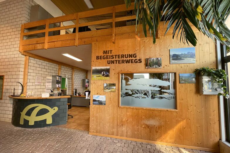 Au bureau, les clients peuvent combler le temps d'attente.