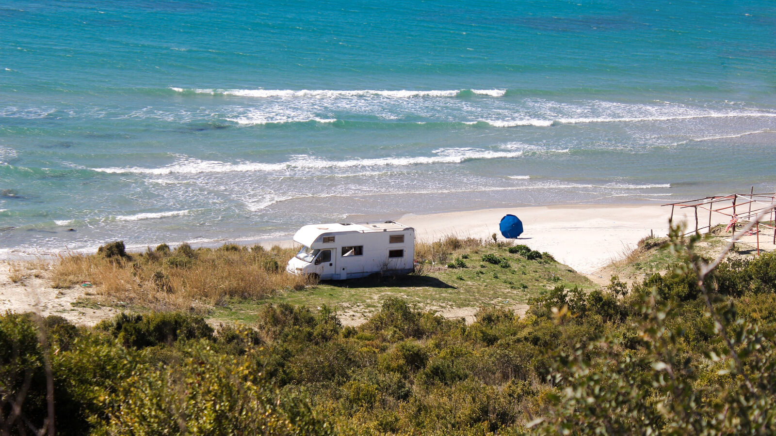 Dorthin reisen, wo es am schönsten ist. Zahlreiche Händler in der Schweiz vermieten für die individuellen Ferien das passende Fahrzeug. Foto: Sara Darcaj / Unsplash.