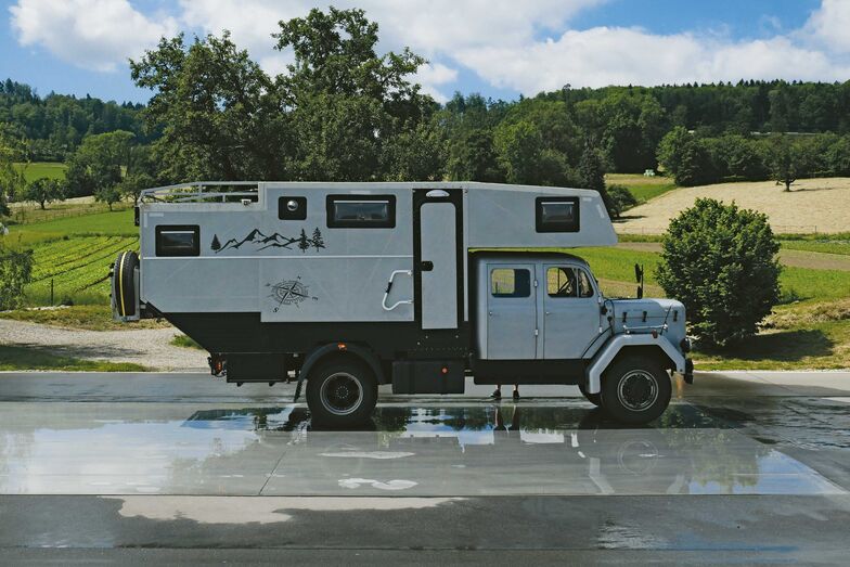 En piste avec un puissant véhicule d’expédition de 10 tonnes ou ...