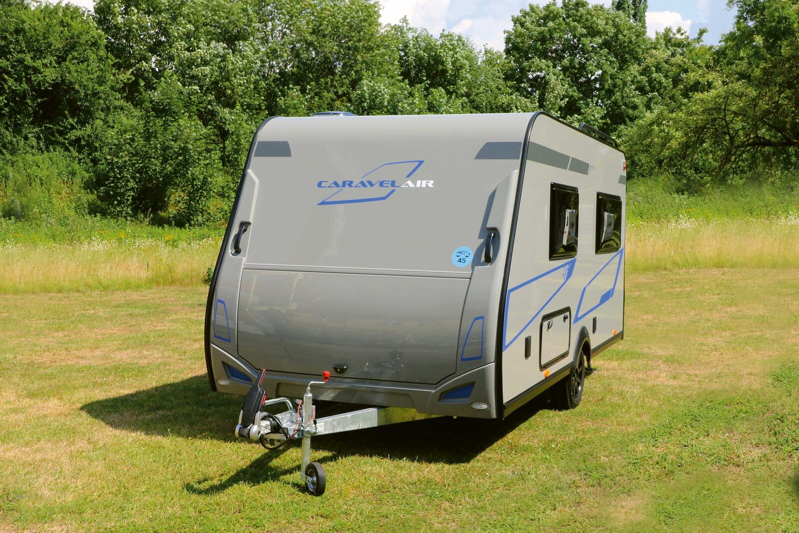 Der neue Sport Line 410 mit schickem Aussendesign und GFK-Seitenwänden.