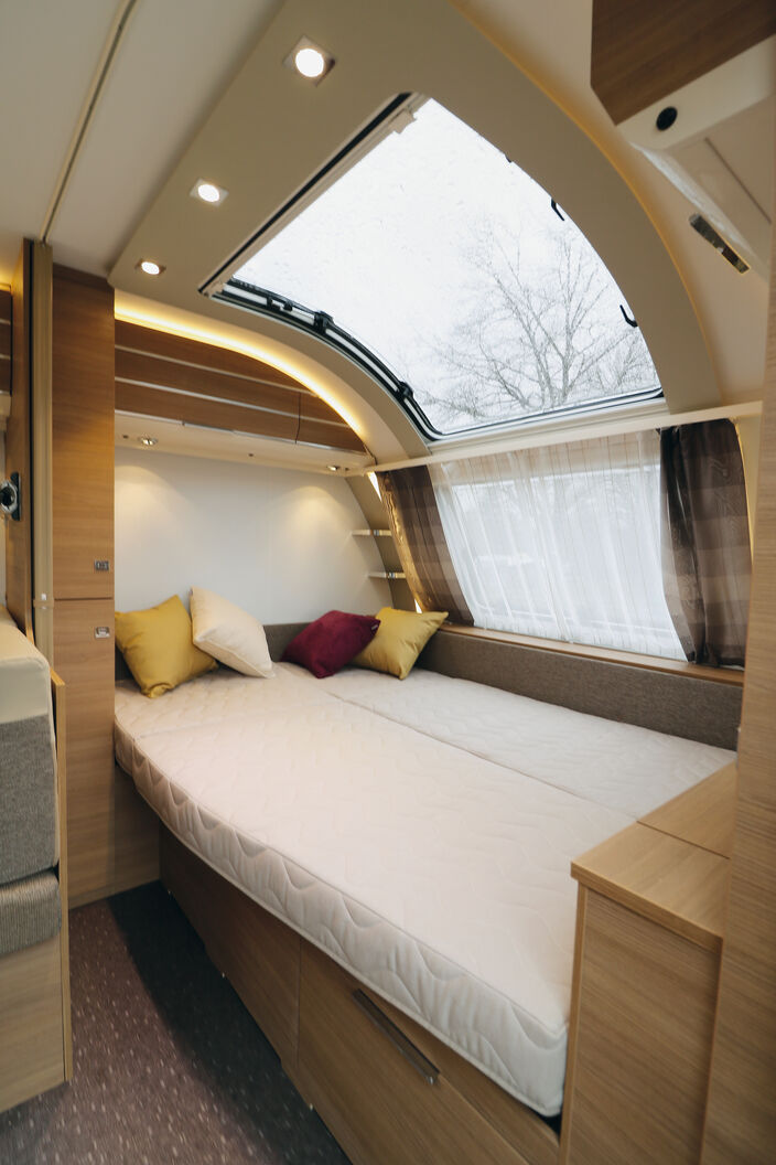 Lit double transversal à l’avant avec de confortables matelas et une perspective splendide.