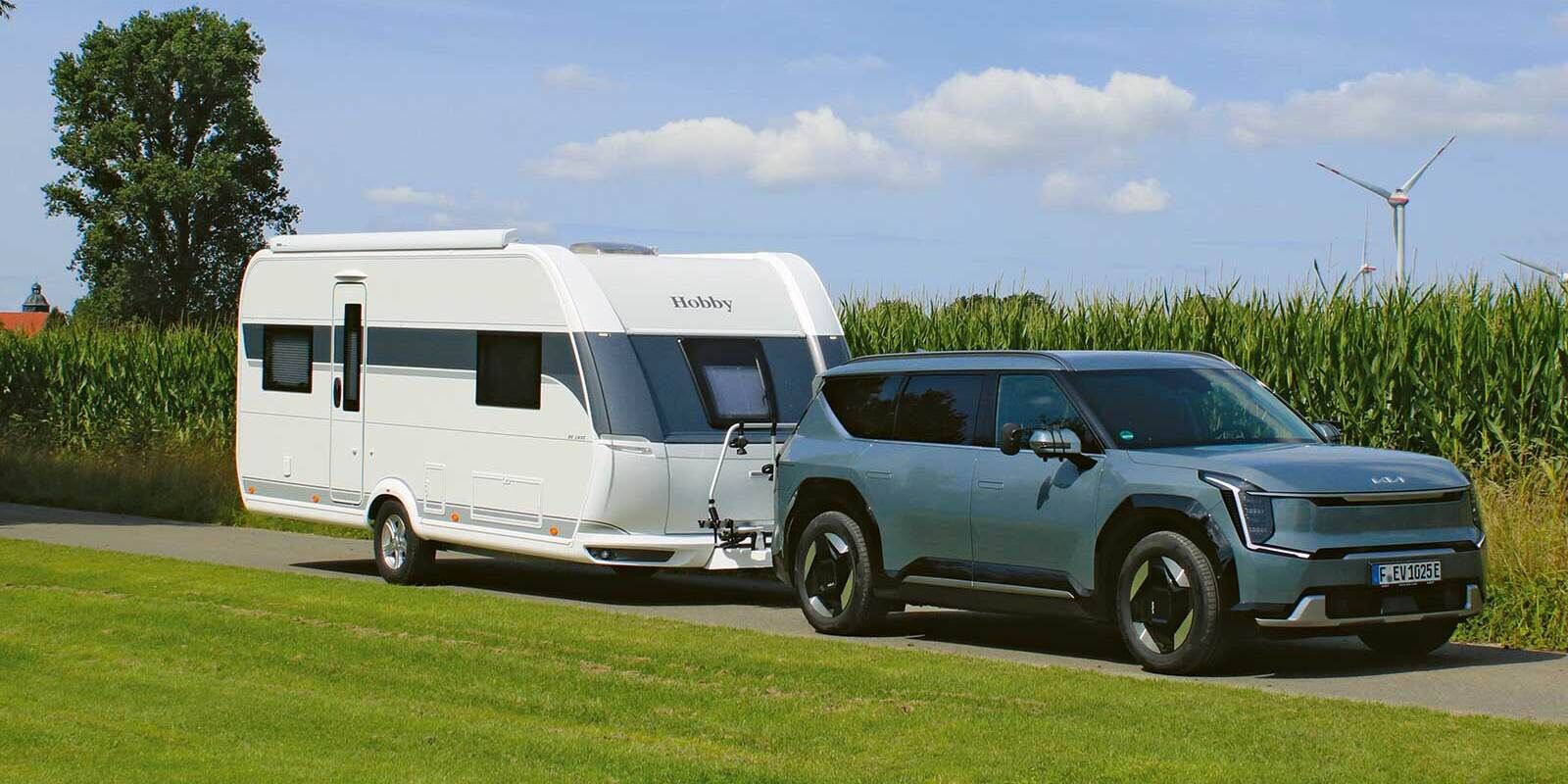 La caravane De Luxe 515 UHL présente un extérieur typique de la marque, avec une allure moderne de tous les côtés et des éléments de design de style automobile.