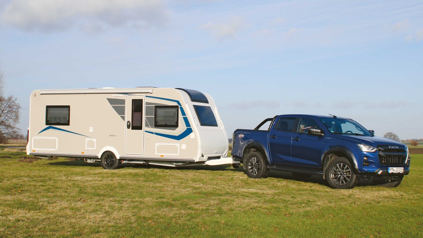 Avec l’habillage en GFK coloré et les éléments de design modernes, l’Artica 542 semble avoir été moulé en un seul bloc.