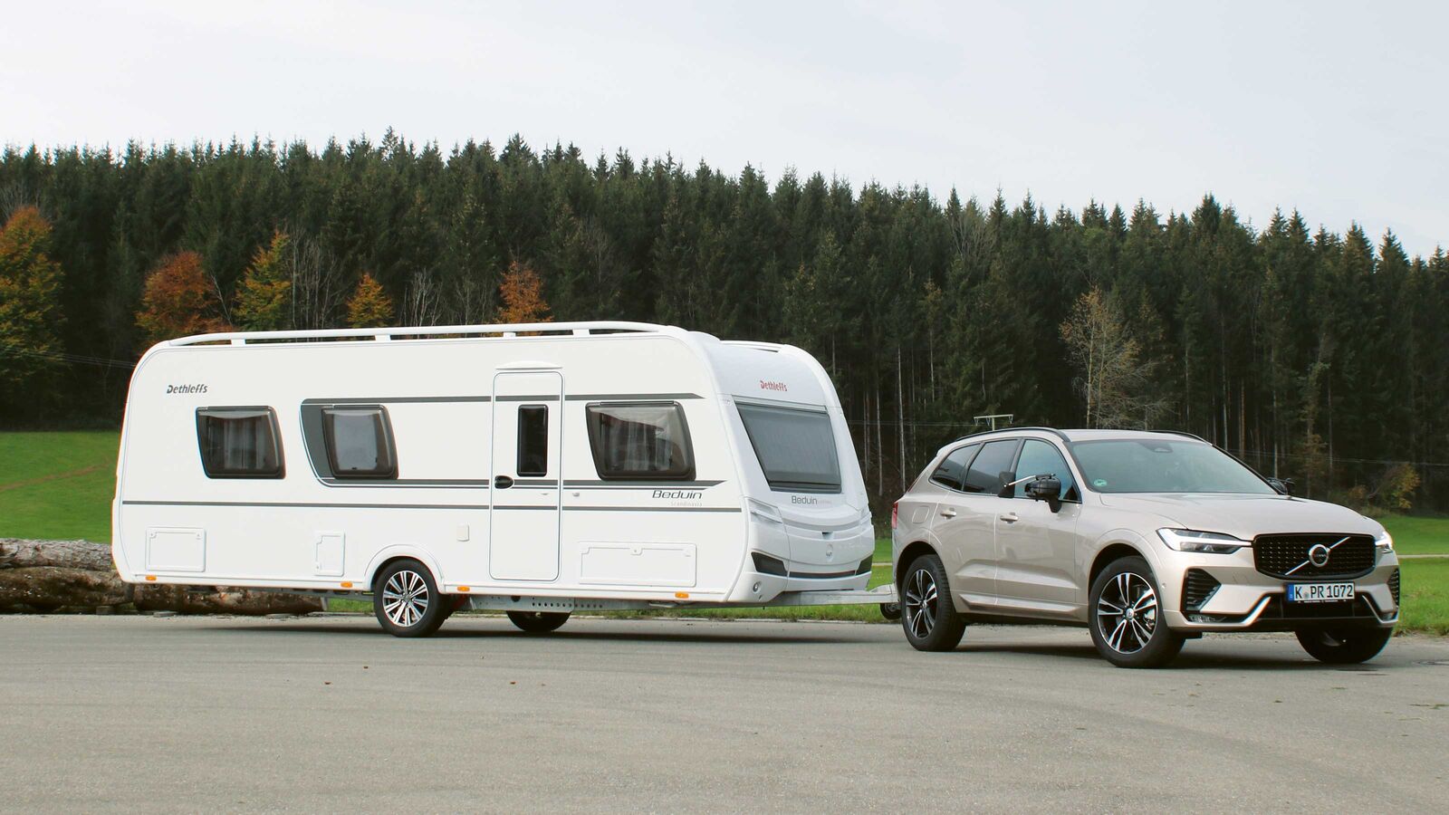 La tôle lisse, les fenêtres en trapèze et les élégants éléments intégrés donnent à la caravane Beduin Scandinavia 550 RD une allure moderne.