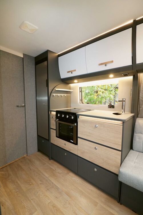 La cuisine entièrement équipée avec armoire haute attenante séduit d’emblée visuellement.