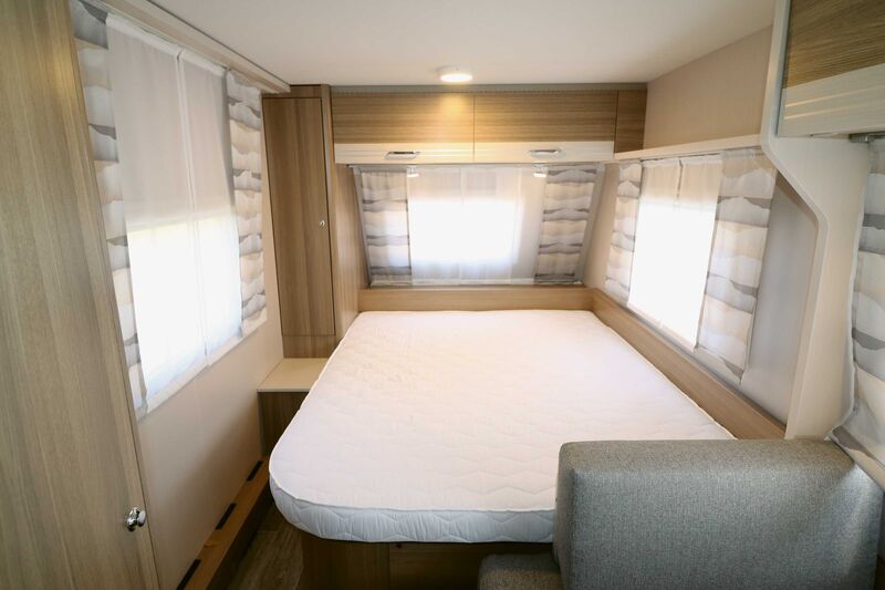 Le lit à la française à l’avant convainc par ses dimensions généreuses et son matelas en mousse haute densité confortable.