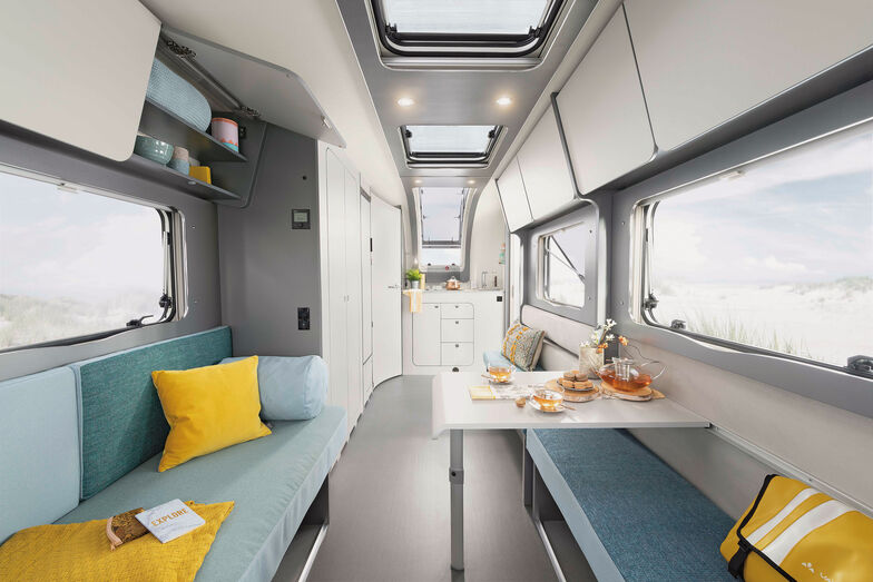 Blick von der Lounge zur Bugküche. Auffallend sind die vielen Fensterflächen.