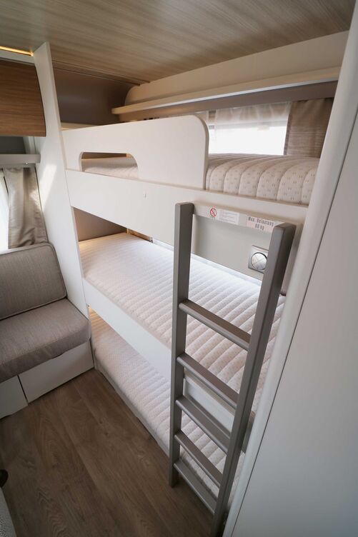 Das optionale Dreifachbett verfügt über ausreichende Liegeflächen, jedoch ist der untere Platz etwas eingeschränkt.