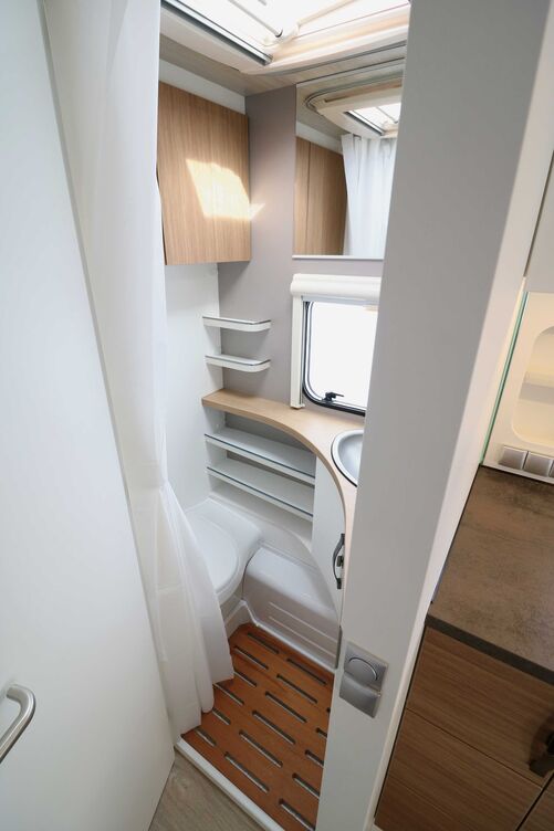 Die kompakte Grundfläche ist zwar optimal ausgenutzt, bietet aber nur Bewegungsfreiheit für die kleine Wäsche.