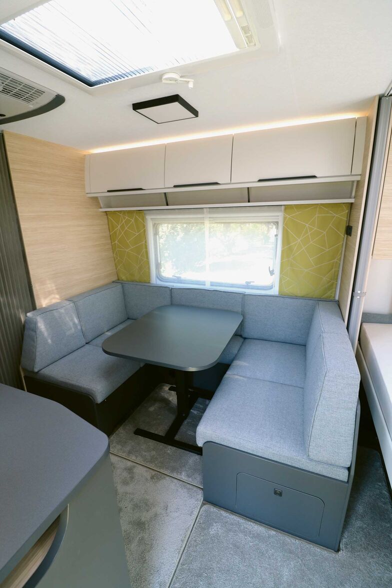 L’intérieur harmonieux offre une grande sensation de bien-être, tandis que la dînette en U offre suffisamment d’espace pour une famille.