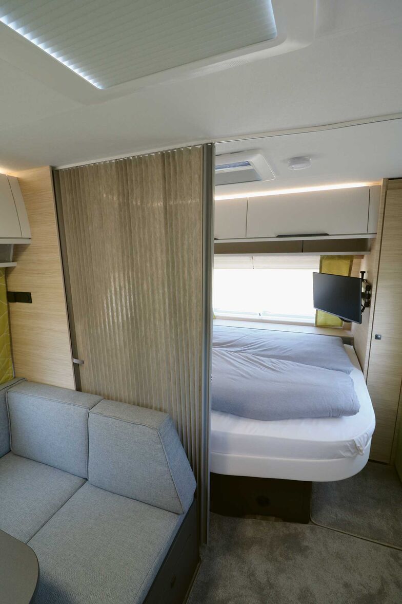 Le lit double transversal à l’avant séduit par son généreux couchage, le matelas à ressorts ensachés placé sur un sommier à lattes en bois assurant un sommeil réparateur.