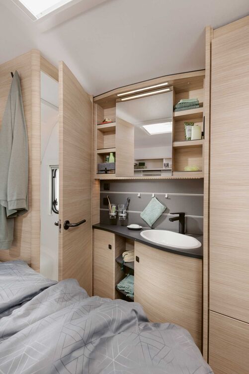 Espace W.C. fermé associé à un coin lavabo ouvert.