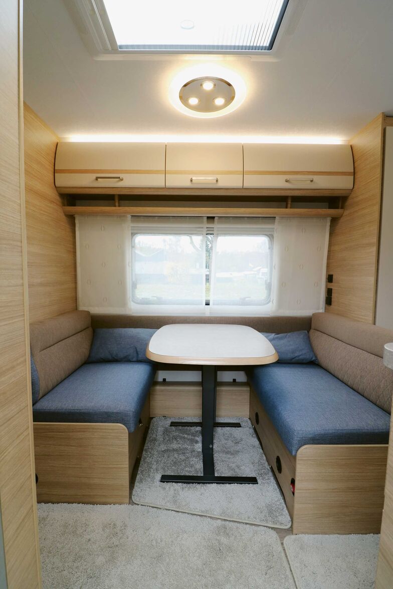 La dînette en face à face avec table à colonne robuste offre suffisamment d’espace et de confort pour deux personnes.