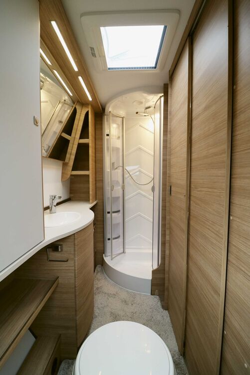 L’espace sanitaire occupant la largeur du véhicule offre une grande liberté de mouvement et beaucoup d’espace de rangement.