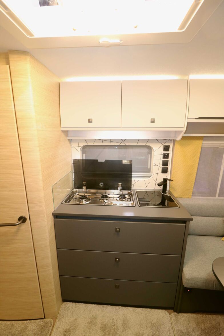 Un bloc cuisine moderne avec de grands tiroirs.