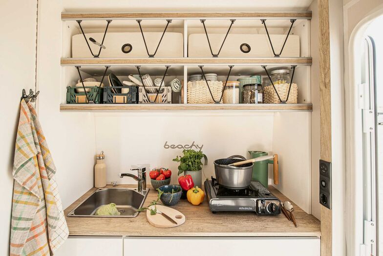 Die Küchenzeile gleich neben dem Eingang kann mit einem Elektrokocher komplettiert werden.