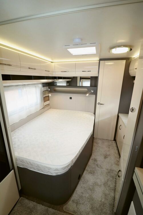 La chambre élégante séduit par sa grande liberté de mouvement, ses rangements suffisants et son grand lit double doté d’un matelas confortable.