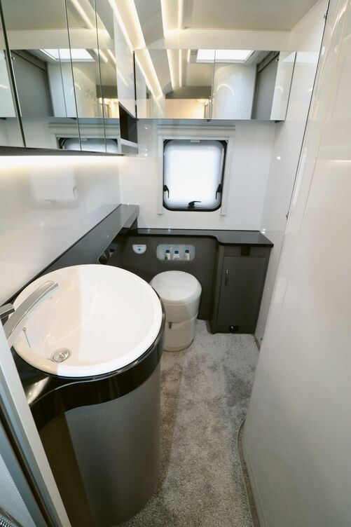 L’habillage clair des murs et les trappes à miroir créent une agréable sensation d’espace.