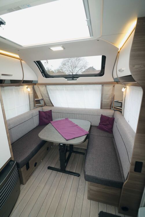 Auf Anhieb wohlfühlen kann man sich auf der lichtdurchfluteten und gemütlichen U-Sitzgruppe im Bug.