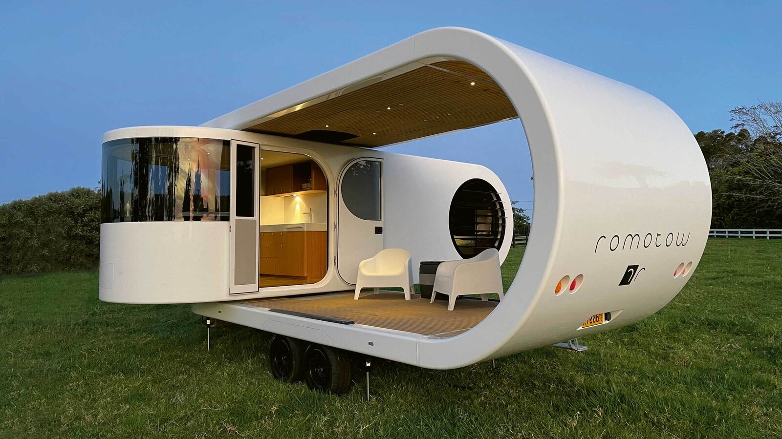 Sur pression d’un bouton, la cabine d’habitation intérieure pivote de 90 degrés par rapport au cadre extérieur, qui devient ainsi une véritable terrasse couverte.