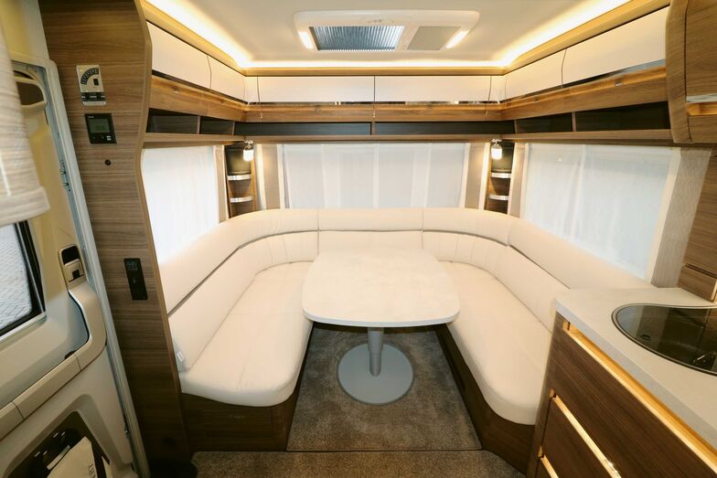 Das elegante Interieur mit den dunklen und hellen Möbelelementen sowie der vielfältigen Beleuchtung vermittelt auf Anhieb eine tolle Wohnatmosphäre.