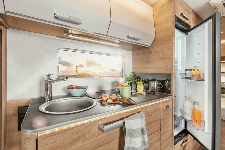 Pour la saison 2022, Tabbert intègre le réfrigérateur Dometic série 10 à la cuisine fonctionnelle.