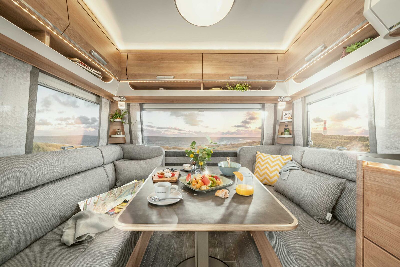 L'intérieur de la caravane de Tabbert est clair et agréable.