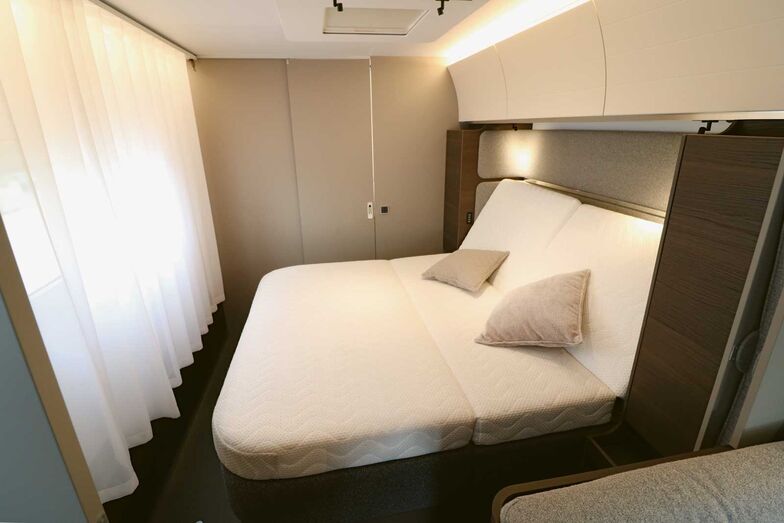 Das wohnliche Schlafzimmer mit der komfortablen Matratze gefällt auf Anhieb und kann auch tagsüber durch die verschiebbaren Kopfteile zum Entspannen genutzt werden.