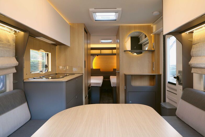 Le design moderne Japandi au décor taupe crée une ambiance agréable, avec une association harmonieuse d’éléments carrés et arrondis.