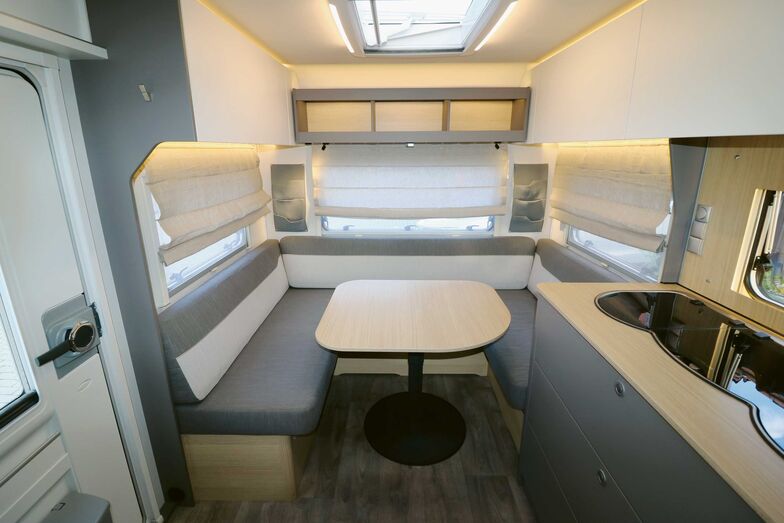 La confortable banquette et la table à colonne abaissable séduisent par leur espace.