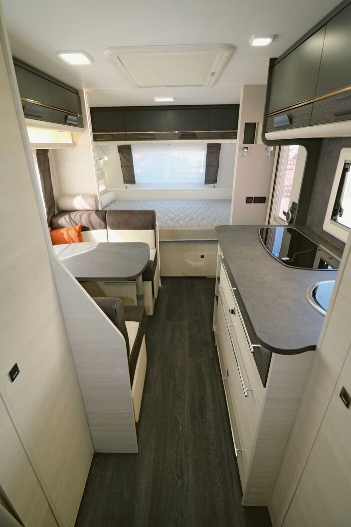 La vision de l’arrière vers l’avant illustrent l’organisation fonctionnelle de cette caravane familiale.