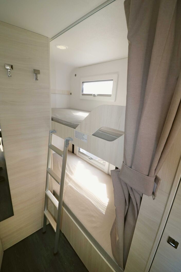 Les enfants peuvent dormir dans le grand lit superposé séparé, dont les couchages et les matelas offrent suffisamment d’espace, même pour les grands enfants.