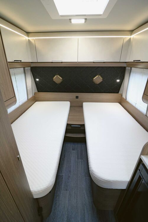 Das auch optisch ansprechende Bugschlafzimmer überzeugt mit komfortablen Kaltschaummatratzen auf den Holzlattenrosten, die für erholsame Nachtruhe sorgen.