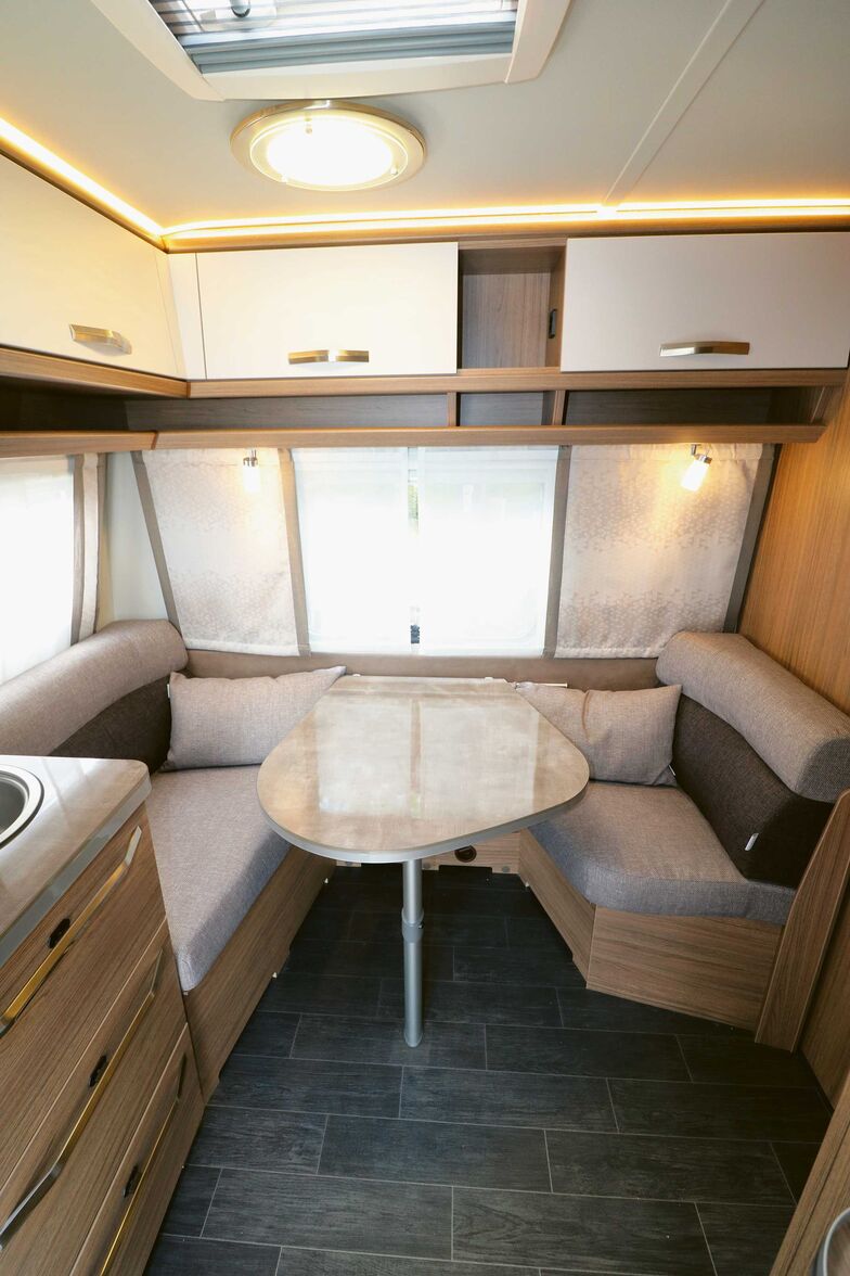 Avec la combinaison de Matara Teak, de trappes blanches, des coloris de meubles rembourrés et des éléments d’éclairage, l’intérieur de la caravane Rossini crée une ambiance intérieure particulièrement harmonieuse.