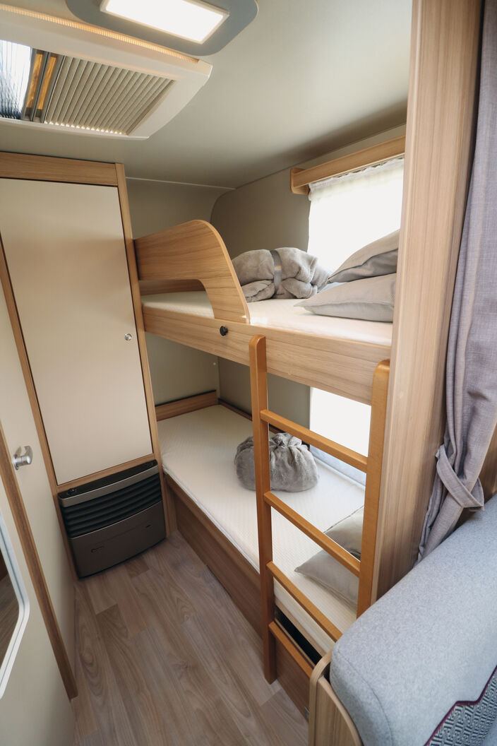 Das Schlafzimmer für die Kids verfügt über grosse Liegeflächen, Kaltschaummatratzen auf Holzlattenrosten und seitlichen Ausstellfenstern.